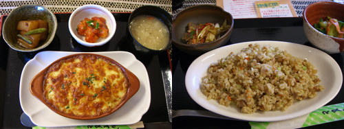 左が豆乳ドリア、右が野菜たっぷりチャーハン、もちろん、お味噌汁もまいゆー!